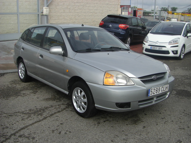 VISTA DELANTERA DERECHA KIA RIO 1.6 I-S 100CV FAMILIAR