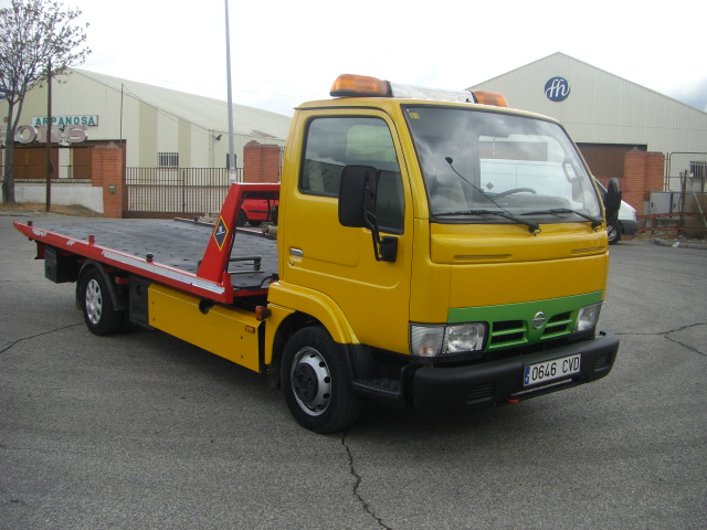 VISTA DELANTERA DERECHA NISSAN CABSTAR E 3.0 D 125CV CAMION PORTACOCHES