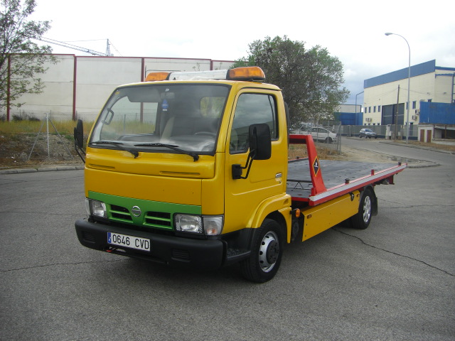 VISTA DELANTERA IZQUIERDA NISSAN CABSTAR E 3.0 D 125CV CAMION PORTACOCHES