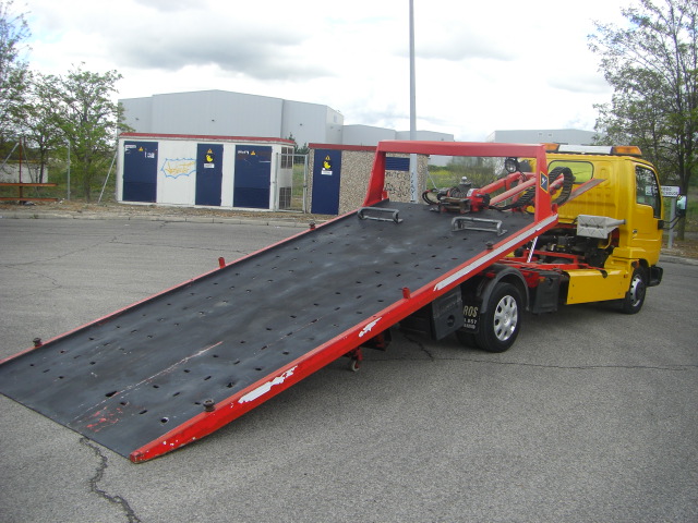 VISTA TRASERA DERECHA CON PLATAFORMA DESPLEGADA NISSAN CABSTAR E 3.0 D 125CV CAMION PORTACOCHES