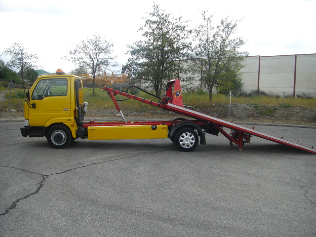 VISTA LATERAL IZQUIERDO CON PLATAFORMA DESPLEGADA NISSAN CABSTAR E 3.0 D 125CV CAMION PORTACOCHES