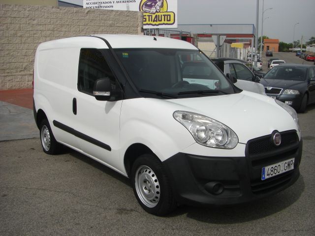 VISTA DELANTERA DERECHA FIAT DOBLO CARGO 1.3 MULTIJET 90CV