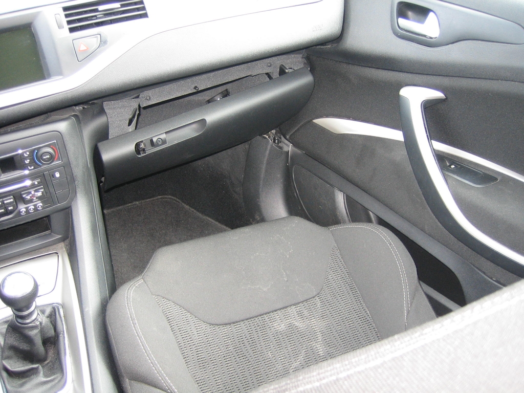 VISTA DAÑOS EN GUANTERA CITROEN C-5 2.0 HDI SPORT 140CV