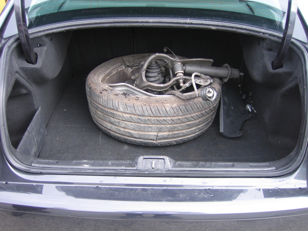 VISTA RUEDA DAÑADA EN  MALETERO CITROEN C-5 2.0 HDI SPORT 140CV