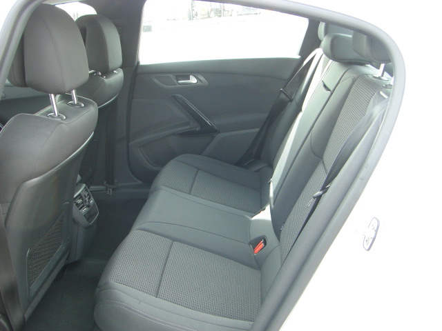 VISTA INTERIOR TRASERO PEUGEOT 508 BLINE 1.6 HDI 111CV AUTOMATICO