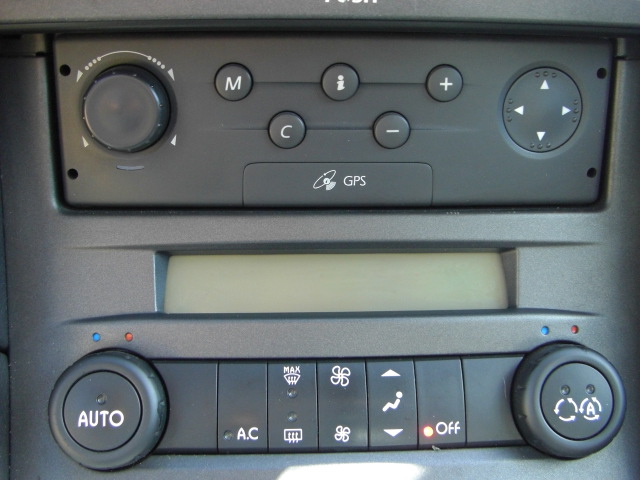 VISTA CLIMA Y GPS VISTA DELANTERA DERECHA RENAULT VELSATIS 3.0 CDTI 177CV AUTOMATICO