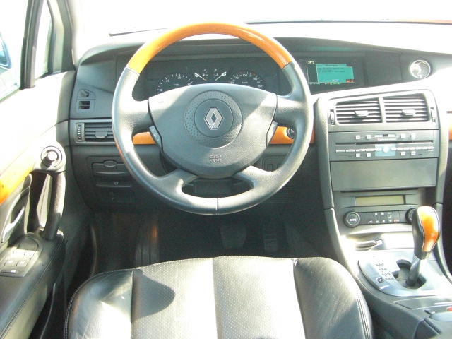 VISTA SALPICADERO VISTA DELANTERA DERECHA RENAULT VELSATIS 3.0 CDTI 177CV AUTOMATICO