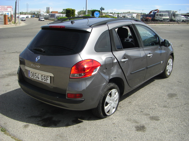 vista trasera derecha RENAULT CLIO GRAND TOUR 1.5 DCI 86CV