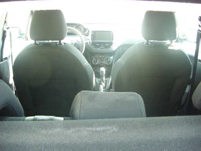 vista interior PEUGEOT 208 E STYLE 1.6 HDI 92CV