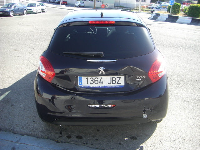 vista trasera PEUGEOT 208 E STYLE 1.6 HDI 92CV
