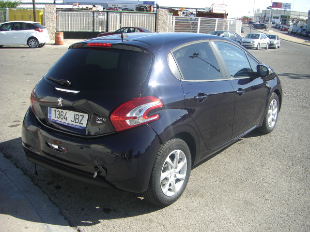 vista trasera derecha PEUGEOT 208 E STYLE 1.6 HDI 92CV