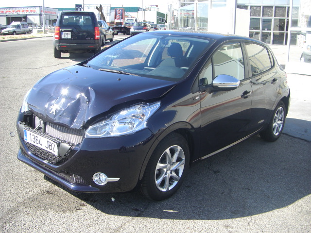 vista delantera izquierda PEUGEOT 208 E STYLE 1.6 HDI 92CV