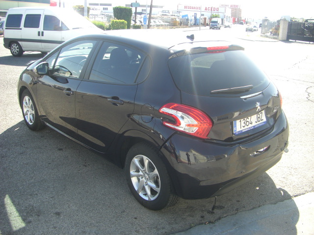 vista trasera izquierda PEUGEOT 208 E STYLE 1.6 HDI 92CV