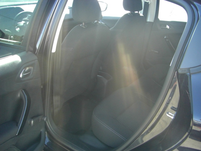 vista interior trasero 2 PEUGEOT 208 E STYLE 1.6 HDI 92CV