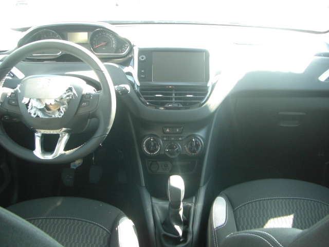 vista salpicadero PEUGEOT 208 E STYLE 1.6 HDI 92CV