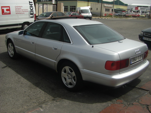 vista trasera izquierda AUDI A-8 2.5 TDI 150CV