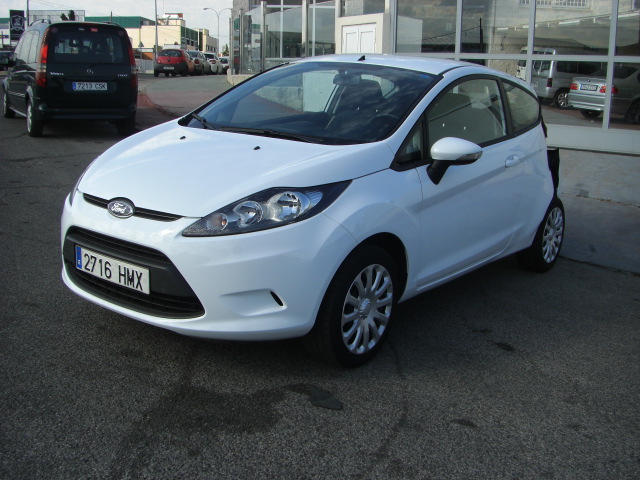 vista delantera izquierda FORD FIESTA 1.4 TDCI TREND 68CV