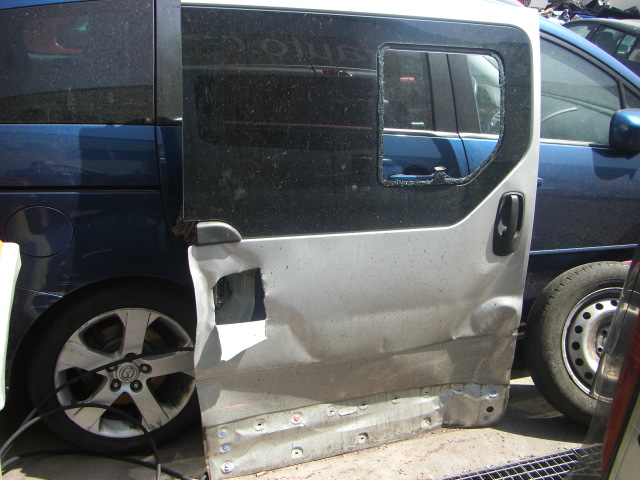 vista puerta dañada OPEL VIVARO 1.9 D 80CV 9PLAZAS