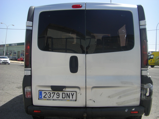 vista trasera OPEL VIVARO 1.9 D 80CV 9PLAZAS
