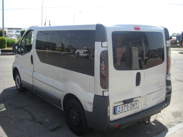 vista trasera izquierda OPEL VIVARO 1.9 D 80CV 9PLAZAS