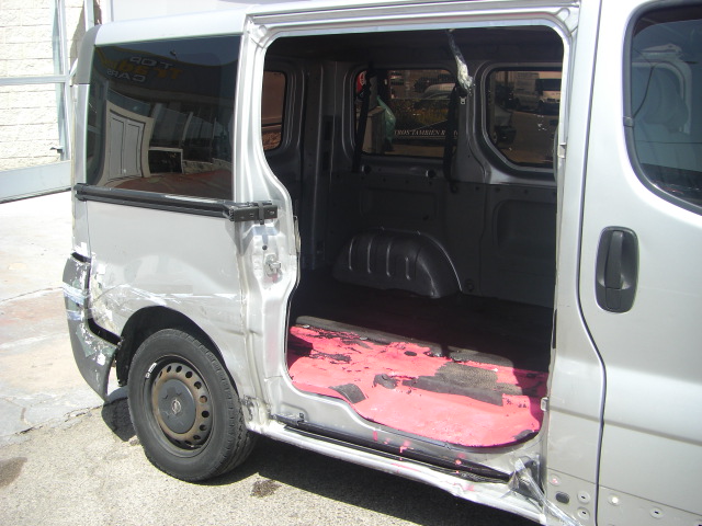 vista golpe OPEL VIVARO 1.9 D 80CV 9PLAZAS