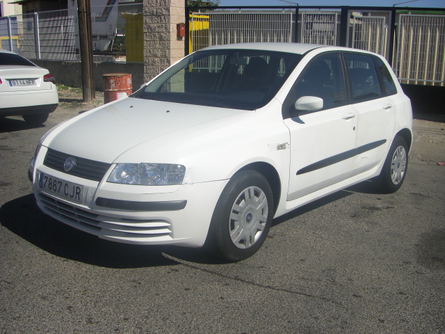 vista delantera izquierda FIAT STILO 1.9 JTD 115CV
