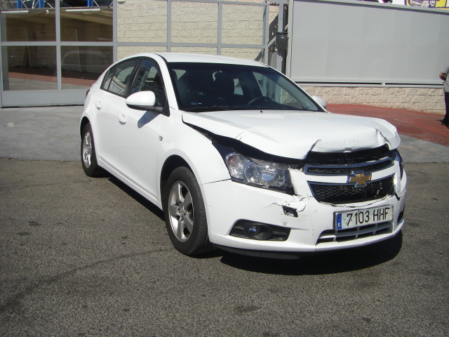 vista delantera derecha CREVROLET CRUZE 1.6 GASOLINA 124CV