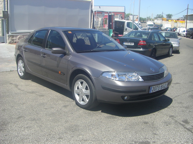 vista delantera derecha RENAULT LAGUNA 1.9 DCI 107CV
