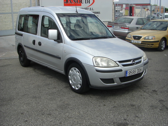 vista delantera derecha vista interior izquierdo OPEL COMBO 1.3 CDTI 70CV COMBI