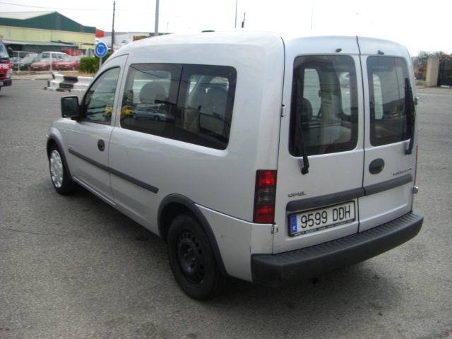 vista trasera izquierda vista interior izquierdo OPEL COMBO 1.3 CDTI 70CV COMBI