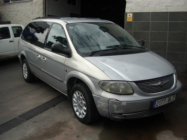 vista delantera derecha CRYSLER VOYAGER 2.5 SE CRD 141CV 7PLAZAS
