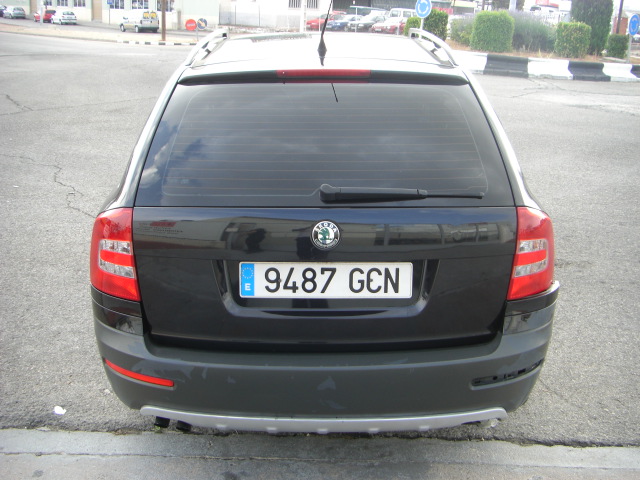 vista trasera SKODA OCTAVIA SCOUT 2.0 TDI 140CV 4X4