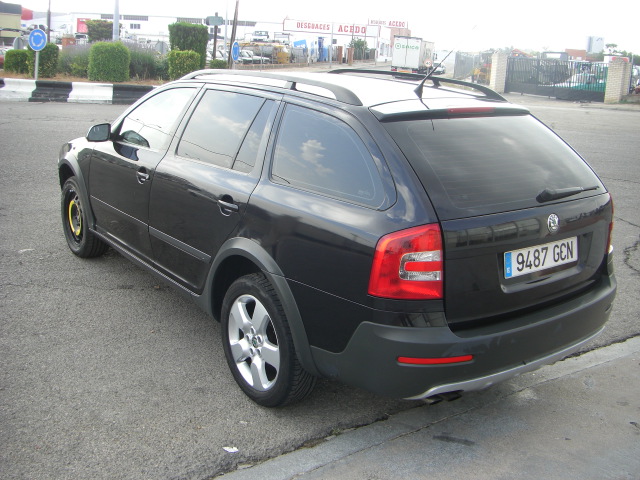 vista trasera izquierda SKODA OCTAVIA SCOUT 2.0 TDI 140CV 4X4