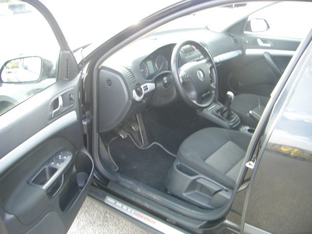 vista interior izquierdo SKODA OCTAVIA SCOUT 2.0 TDI 140CV 4X4