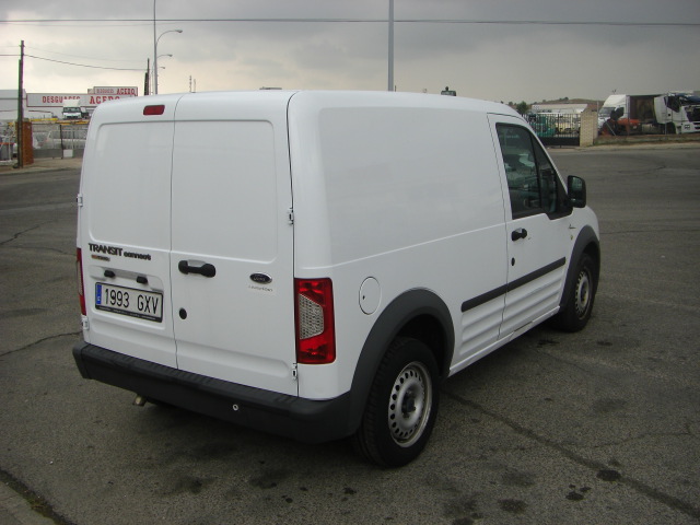 vista trasera derecha FORD TOURNEO CONNECT 1.8 TDCI 75CV 