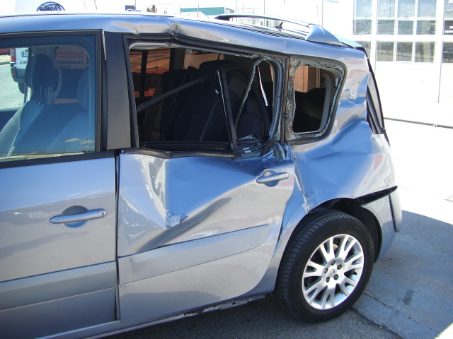 vista golpe RENAULT ESPACE 2.2 DCI 150CV 7PLAZAS