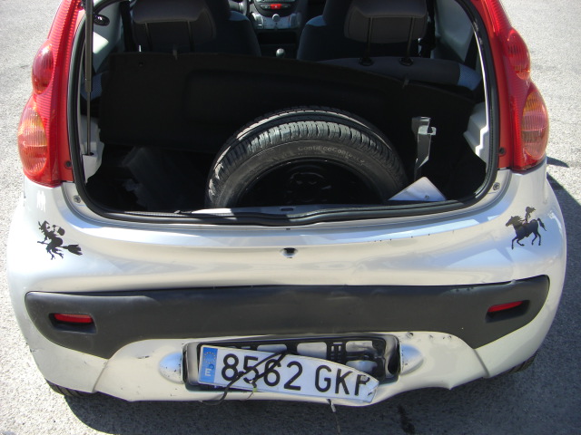vista trasera porton abierto PEUGEOT 107 1.0 GASOLINA 68CV