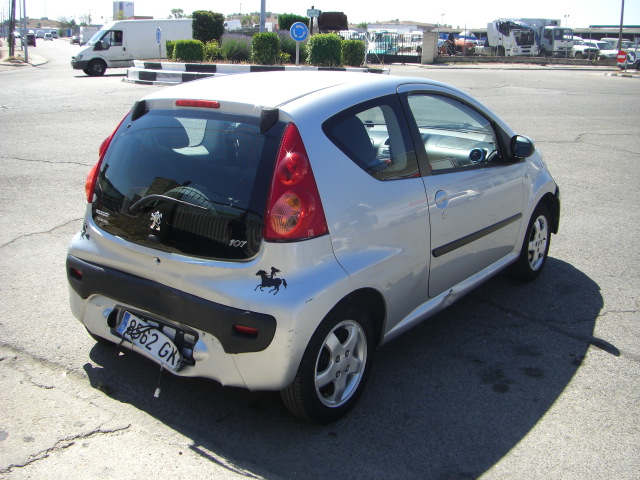 vista trasera derecha PEUGEOT 107 1.0 GASOLINA 68CV