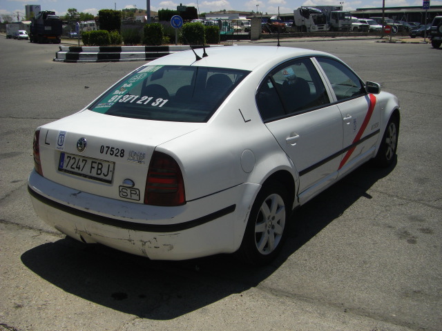 vista trasera derecha SKODA SUPERB 1.9 TDI 105CV