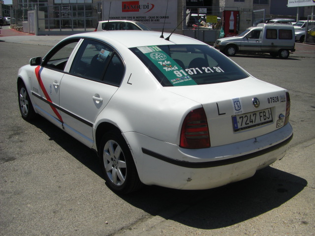 vista trasera izquierdaSKODA SUPERB 1.9 TDI 105CV 