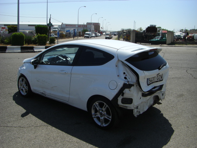 vista trasera izquierda FORD FIESTA TREND 1.6 TDCI 95CV