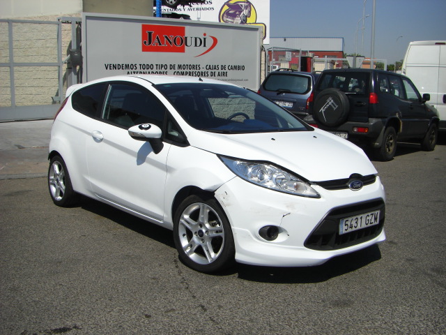 vista delantera derecha FORD FIESTA TREND 1.6 TDCI 95CV