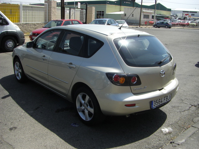 vista trasera izquierda MAZDA 3 1.6 DIESEL 108CV