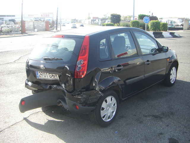 vista trasera derecha FORD FIESTA 1.4 TDCI 80CV