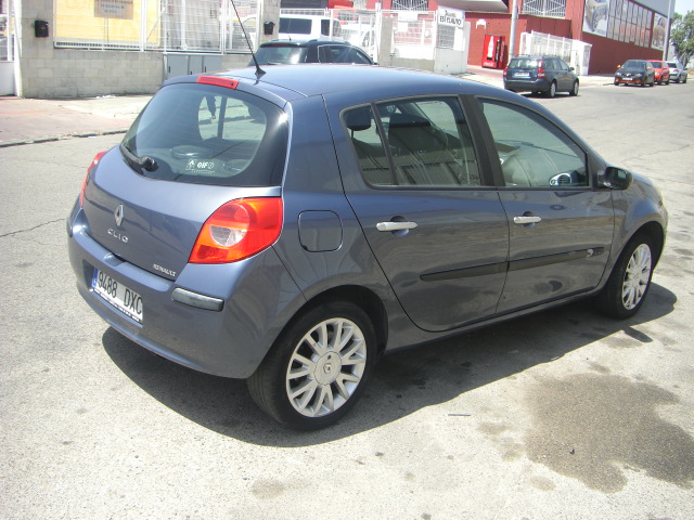 vista trasera derecha RENAULT CLIO 1.5 DCI 107CV