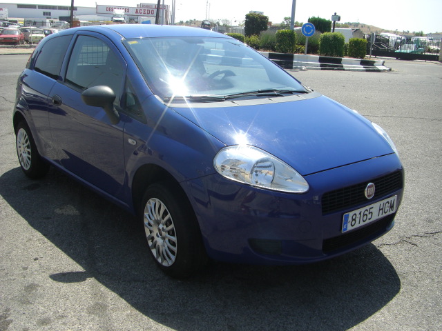 vista delantera derecha FIAT GRANDE PUNTO VAN 1.3 MULTIJET 75CV