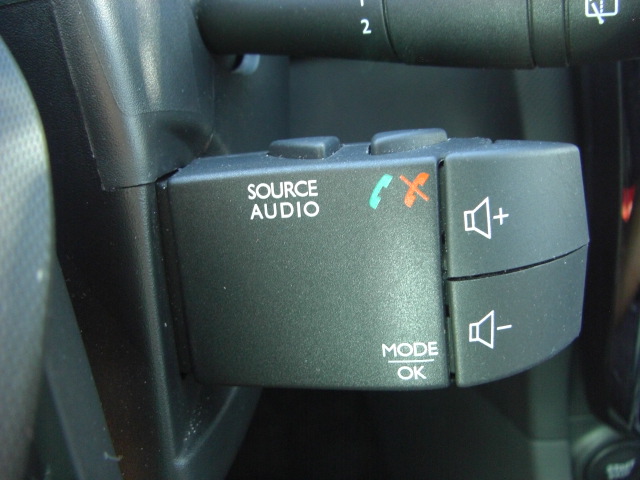 vista mandos audio en volante RENAULT CLIO 1.5 DCI 90CV