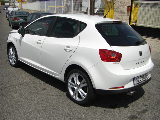vista trasera izquierda vista interior derecho SEAT IBIZA 1.6 TDI SPORT 105CV