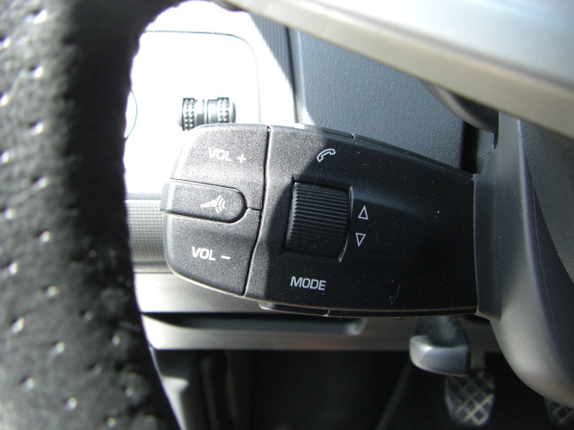 vista mandos audio en volante vista interior derecho SEAT IBIZA 1.6 TDI SPORT 105CV