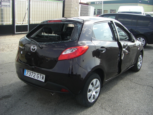 vista trasera derecha MAZDA 2 1.4 GASOLINA 75CV